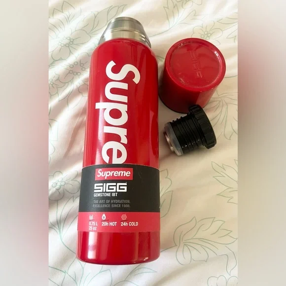 Supreme SIGG Vacuum Insulated 0.75L Bottle Red FW20 NEW